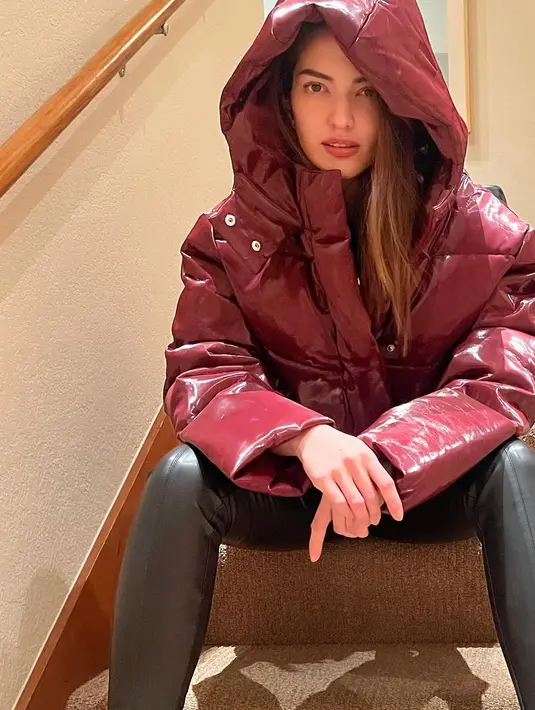 Nia Ramadhani tampil chic dengan puffer jacket berwarna merah maroon, ia padukan penampilannya ini dengan legging dari kulit berwarna hitam. [Foto: Instagram/ramadhaniabakrie]