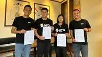 Greysia Polii dan suami, Felix Jimin, diapit COO Ayo Indonesia, Johannes (kiri) dan CEO Samuel Hadeli Lie (kanan). (Dok Ayo Indonesia)