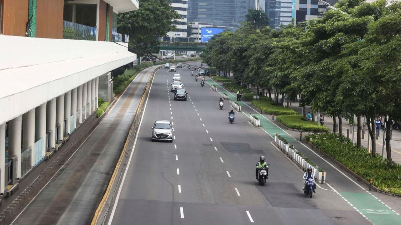 Hari pertama puasa Ramadan, jalan protokol di Jakarta terlihat lengang. <br><br>Hal ini terlihat dari foto-foto yang diambil di kawasan Sudirman, di mana biasanya kepadatan lalu lintas terjadi pada jam-jam sibuk seperti sore hari ketika para pekerja kanto