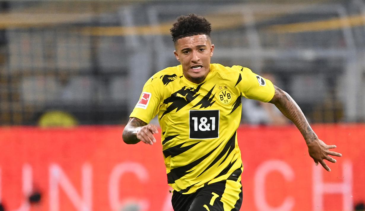 1. Jadon Sancho (Borussia Dortmund) - Pemain berusia 20 tahun ini memiliki kemampuan luar biasa dalam menembus lini pertahan lawan. Jadon Sancho telah menyumbangkan 6 gol dan 11 assist dari 20 laganya bersama Borussia Dortmund pada musim 2020/2021 ini. (AFP/Ina Fassbender)