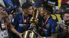 Pemain Inter Milan melakukan selebrasi dengan trofi usai memenangkan pertandingan final Coppa Italia 2021/2022 4-2 atas Juventus di Stadion Olimpico, Roma, Kamis (12/5/2022) dini hari WIB. Bagi Inter Milan, ini gelar juara Coppa Italia 2021/2022 kedelapan setelah sebelumnya sukses menjadi kampiun turnamen ini pada 1939, 1978, 1982, 2005, 2006, 2010, dan 2011. (Alfredo Falcone/LaPresse via AP)