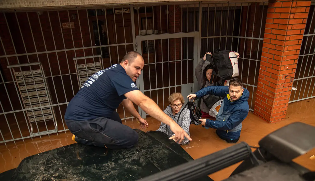 Porto Alegre, kota yang berpenduduk 1,4 juta jiwa terancam ketinggian air yang meningkat dengan cepat. (Carlos Fabal/AFP)