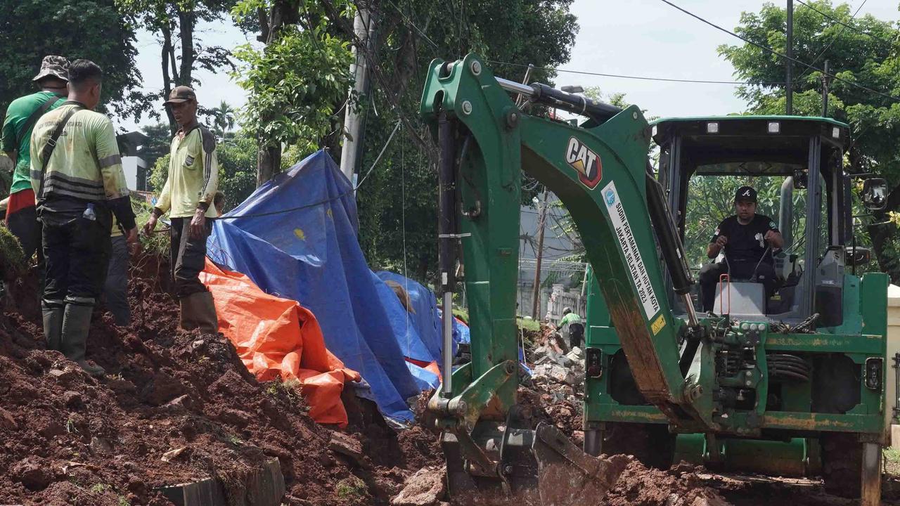 FOTO: Perbaikan Tembok Roboh di TPU Jeruk Purut