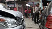 Seorang petugas melakukan identifikasi terhadap dua mobil yang ringsek setelah terlibat dalam tabrakan beruntun di Jalan Gatot Subroto Medan, Sumut. (Antara)