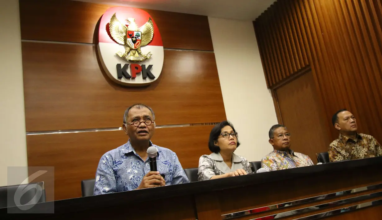 Ketua KPK Agus Rahardjo memberikan keterangan saat konferensi pers di Gedung KPK, Jakarta, Kamis (9/2). KPK telah menerima 107 calon anggota komisioner OJK yang diberikan oleh Pansel OJK. (Liputan6.com/Helmi Afandi)