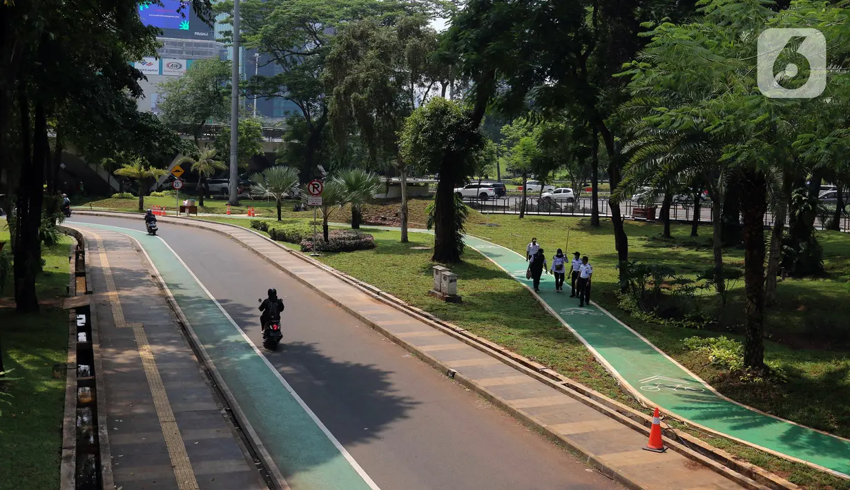 Kondisi lalu lintas di Taman Semanggi, Jakarta, Rabu (12/10/2022). Gubernur DKI Jakarta Anies Baswedan menyatakan pembangunan fasilitas pejalan kaki dan jalur sepeda di Taman Semanggi bertujuan untuk memberikan ruang interaksi dan oase baru bagi warga Ibu Kota dan sekitarnya. (Liputan6.com/Herman Zakharia)