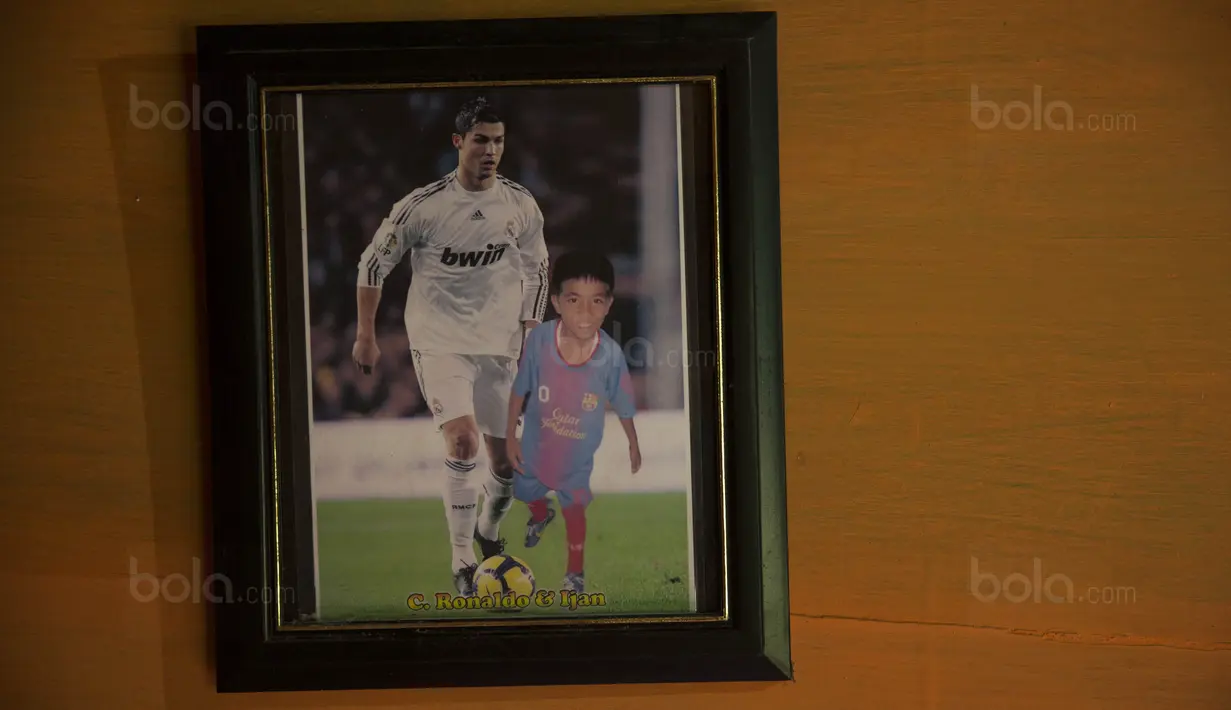 Pesepak bola SSB Tulehu Putra, Rizki Lestaluhu, saat berada di rumahnya di Tulehu, Maluku, Selasa (15/11/2017). Meski mengidolai Barcelona, Rizki ingin kelak bisa menjadi seperti Cristiano Ronaldo. (Bola.com/Vitalis Yogi Trisna)