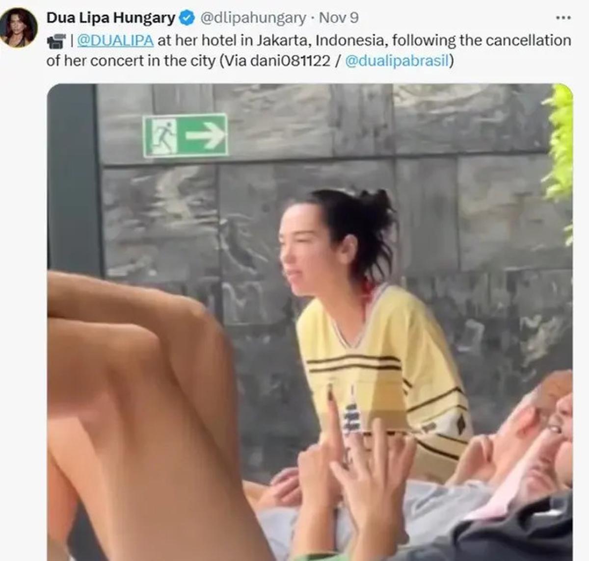 Beredar Video Dua Lipa Duduk Berwajah Sendu Diduga di Hotel Jakarta Usai Konsernya Batal