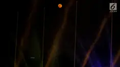 Penampakan bulan purnama di tengah air mancur yang menghiasi lanagit kawasan Jakarta, Jumat (13/9/2019). Malam hari ini, masyarakat bisa melihat bulan purnama yang dinamai Harvest Moon karena bulan mencapai kecerahan puncak dekat dengan titik balik musim semi. (Liputan6.com/Johan Tallo)