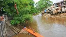 Sejumlah anak-anak bantaran Sungai Ciliwung melompat ke sungai dari atas jembatan Manggarai, Jakarta, Rabu (18/5/2016). Kondisi air sungai Ciliwung saat ini lebih bersih dari tumpukan sampah. (Liputan6.com/Yoppy Renato)