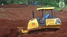 Petugas dengan alat berat meratakan tanah di belakang Blok AA-1 TPU Pondok Ranggon, Jakarta, Kamis (2/4/2020). Dinas Bina Marga Pemprov DKI melakukan pematangan atau perluasan lahan di TPU Pondok Ranggon untuk menangani permasalahan pemakaman korban corona Covid-19. (merdeka.com/Arie Basuki)
