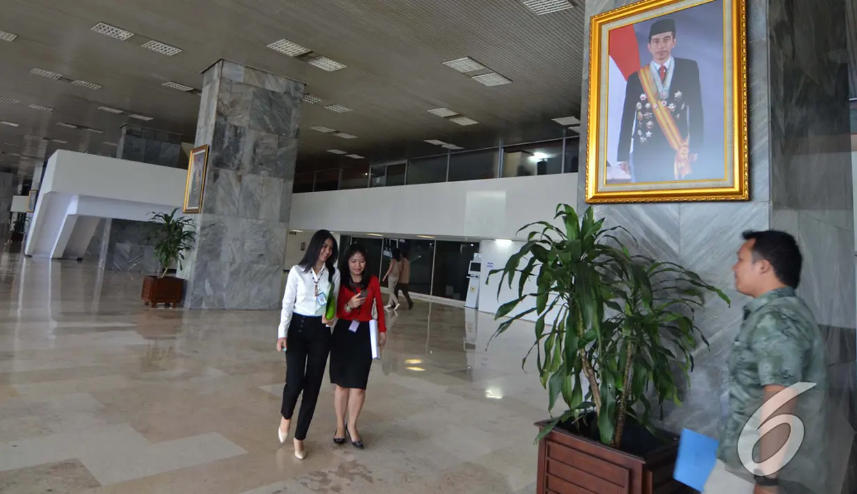 Penampakan foto presiden Joko Widodo di pilar Gedung Nusantara III DPR setelah dua bulan menjadi Presiden RI, Selasa (23/12/2014). (Liputan6.com/Andrian M Tunay)