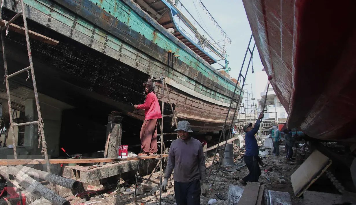 Pekerja memperbaiki bagian lambung kapal ikan di Unit Docking Kapal Perikanan kawasan Muara Angke, Jakarta, Senin (9/11/2015). Perawatan tersebut dilakukan setiap 6 bulan untuk menjamin keamanan dan keselamatan para nelayan (Liputan6.com/Angga Yuniar)