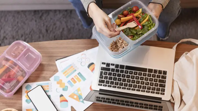 Seorang perempuan memakan bekal makanan di kantor (Foto Dok: Freepik/freepik)