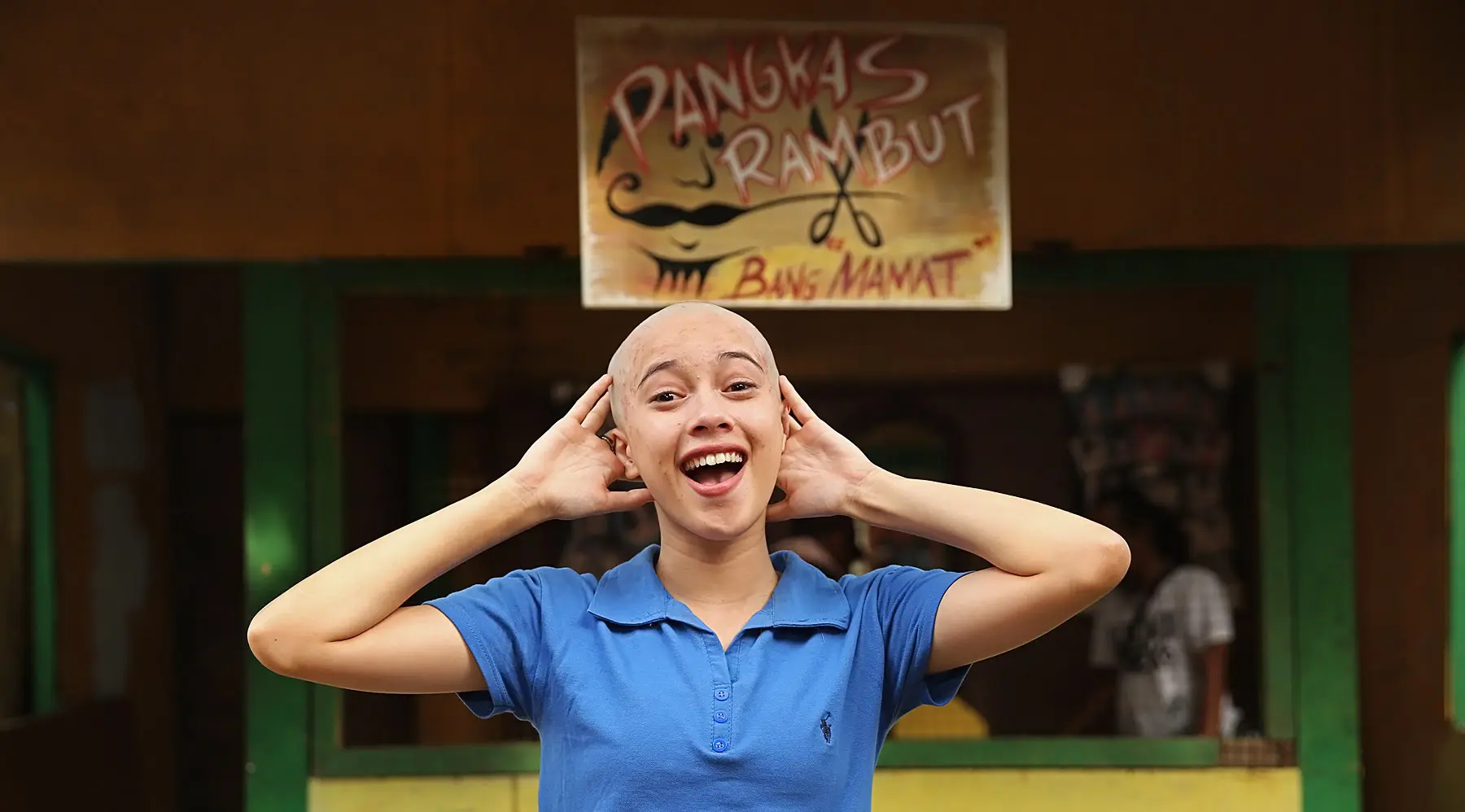 Ketika kepalanya sudah benar-benar licin dan tak ada rambutnya sama sekali, wajah Annette terlihat begitu bahagia. Ia tampak sudah benar-benar siap untuk tampil maksimal membangkitkan Rohaya yang pernah diperankan Sukma Ayu. (Bambang E.Ros/Bintang.com)