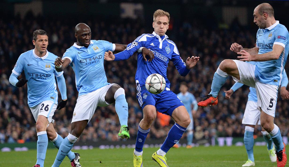 Pemain Dynamo Kiev, Lukasz Teodorczyk (kedua dari kanan) dihadang pemain Manchester City pada leg kedua babak 16 besar Liga Champions di Stadion Etihad, Manchester, Rabu (16/3/2016) dini hari WIB. (AFP/Oli Scarff)