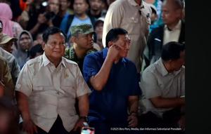 Prabowo Subianto merayakan tahun baru 2026 bersama masyarakat terdampak bencana banjir di posko pengungsian di Desa Batu Hela, Batang Toru, Kabupaten Tapanuli Selatan (Tapsel). (Dok. Tangkapan Layar YouTube)