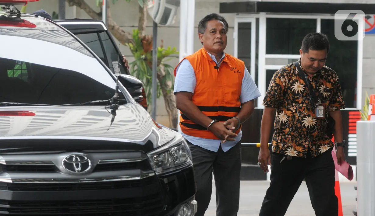 Direktur PT Harlis Tata Tahta Hartoyo (kiri) tiba di Gedung KPK, Jakarta, Senin (4/11/2019). Hartoyo diperiksa sebagai tersangka penyuap terkait pengadaan proyek jalan di Provinsi Kalimantan Timur tahun 2018-2019. (merdeka.com/Dwi Narwoko)