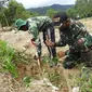 Seorang anggota TNI dan warga setempat menutup lubang dengan bibit kemiri saat digelar Patroli Simpatik oleh BBTNL di lokasi eks PETI Dongi-Dongi, Rabu (22/4/2020). (Foto: Humas BBTNLL).