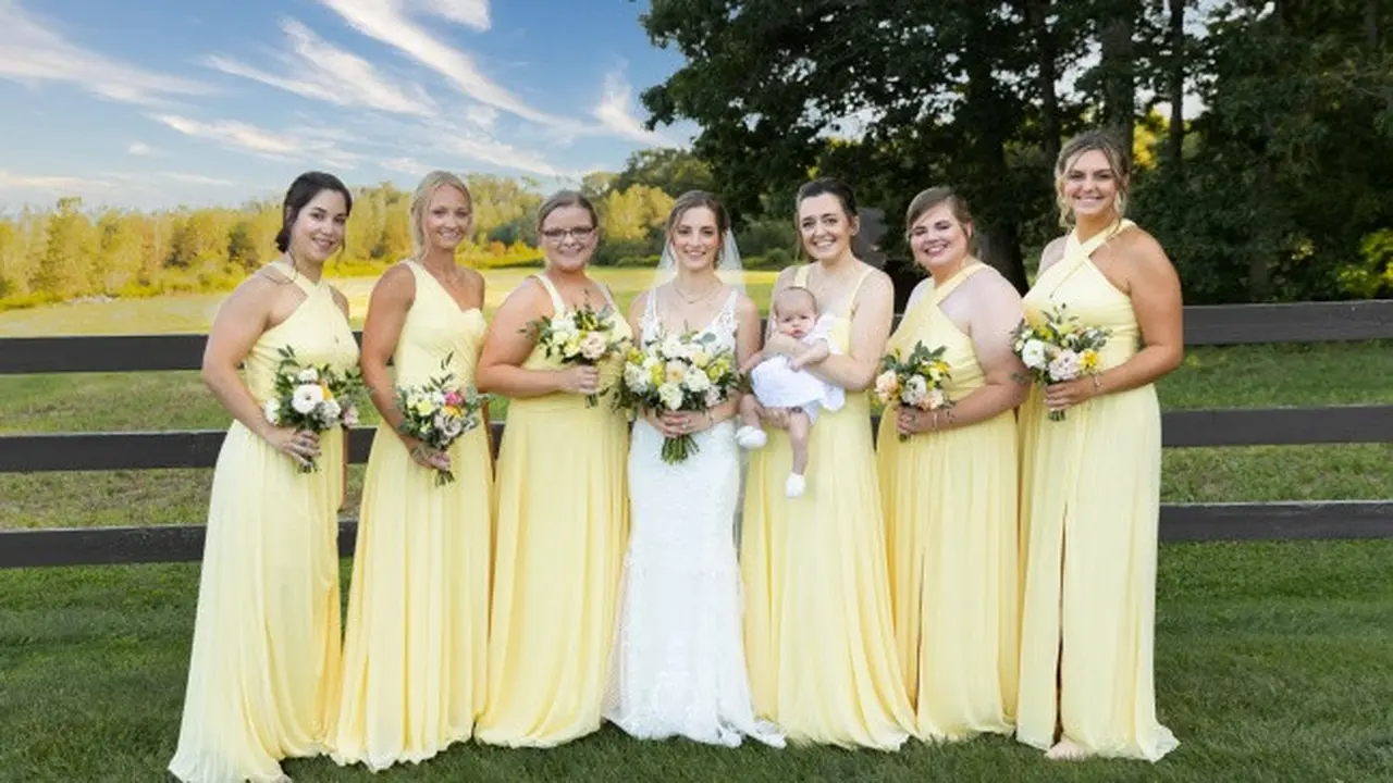 Ilustrasi Model Baju Bridesmaid Satin Polos (Credit:Darren Carroll/Unsplash)