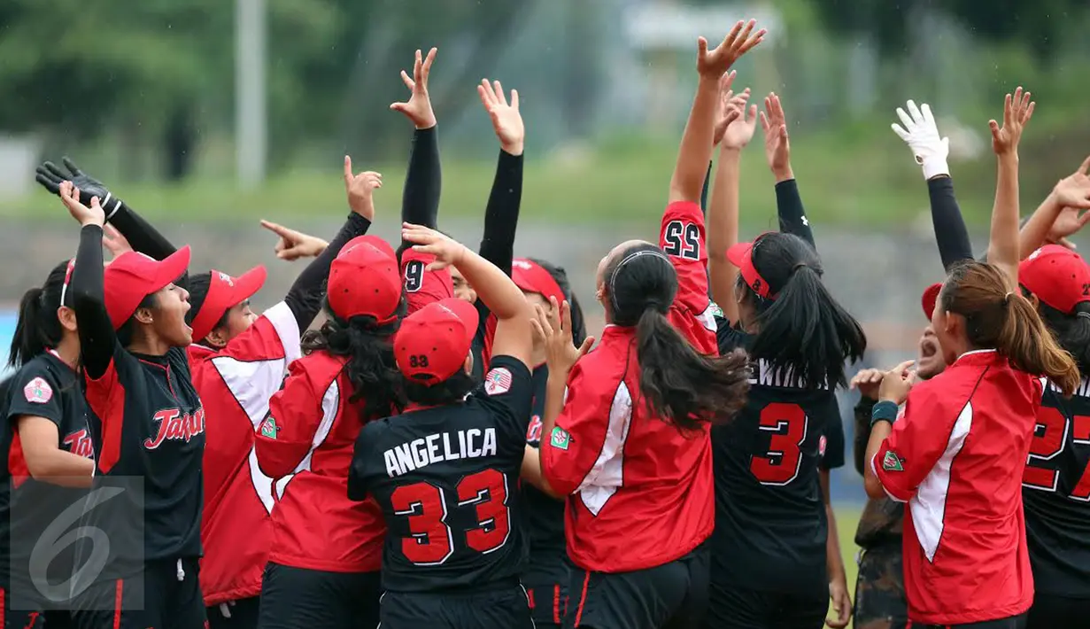 Pesoffball putri DKI Jakarta bersorak usai memenangi laga penyisihan PON XIX melawan Papua di Lapangan Softball UPI, Bandung, Sabtu (24/6). DKI Jakarta menang 16-0 atas Papua. (Liputan6.com/Helmi Fithriansyah)