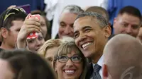 Obama berfoto selfie dengan salah seorang warga usai berpidato, California, 9 Mei 2014 (REUTERS / Kevin Lamarque).