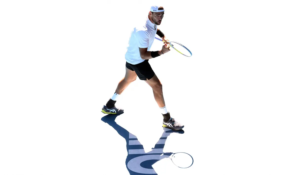 Reaksi petenis Italia, Matteo Berrettini setelah mendapatkan satu poin saat melawan Carlos Alcaraz dari Spanyol dalam pertandingan tunggal putra pada hari kelima turnamen tenis Australia Terbuka di Melbourne pada 21 Januari 2022. (AFP/Martin Keep)