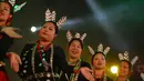 Peserta menampilkan tarian di hari terakhir Festival Tawang di perbatasan Indo-China, utara timur negara bagian Arunachal Pradesh, India (23/10). Berlangsung tiga hari, festival ini mempromosikan budaya dan tradisi setempat. (AFP/ Tauseef Mustafa)