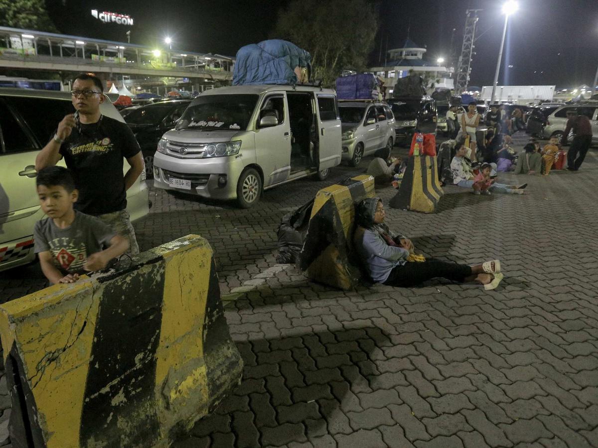Wajah lelah pemudik antre panjang di Pelabuhan Merak Banten