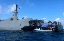 FOTO: KRI Dorang Salurkan Bantuan ke Desa Terisolasi Halmahera Barat
