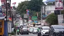 Kendaraan melintasi Jalan Raya Sawangan di Depok, Jawa Barat, Sabtu (28/11/2020). Demi mengatasi kemacetan yang semakin parah, Dinas Perhubungan (Dishub) Kota Depok memastikan pada 2023 akan dilaksanakan pelebaran Jalan Raya Sawangan. (Liputan6.com/Immanuel Antonius)