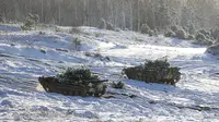 Kendaraan lapis baja bergerak di tempat pelatihan Gozhsky saat latihan militer Union Courage-2022 Rusia-Belarusia di Belarusia. Rusia dengan tegas menyangkal bahwa mereka bermaksud untuk melancarkan serangan terhadap Ukraina. (BelTA via AP)