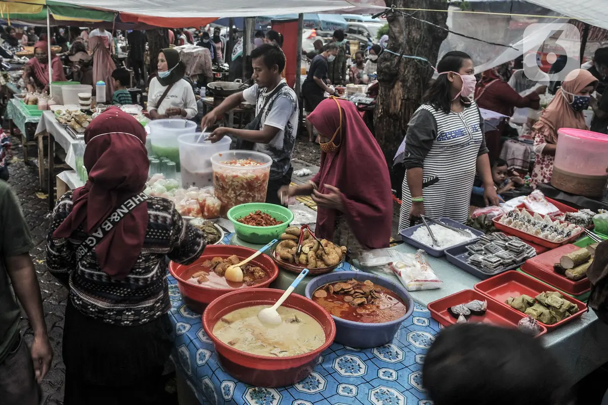 FOTO: Berburu Santapan Berbuka Puasa di Pasar Rawamangun