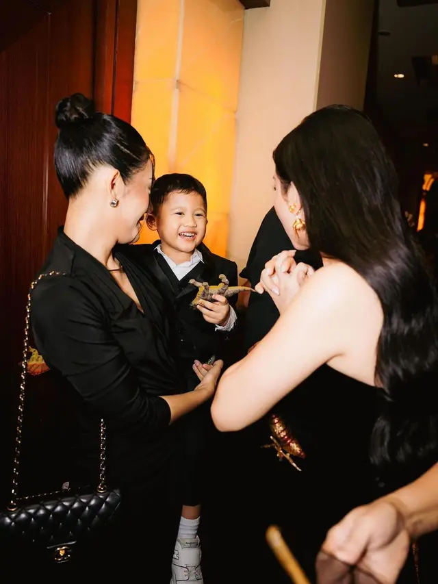 6 Gaya Anissa Aziza Support Film Sang Suami Raditya Dika, Kompak Tampil Serba Hitam dengan Dua Buah Hatinya