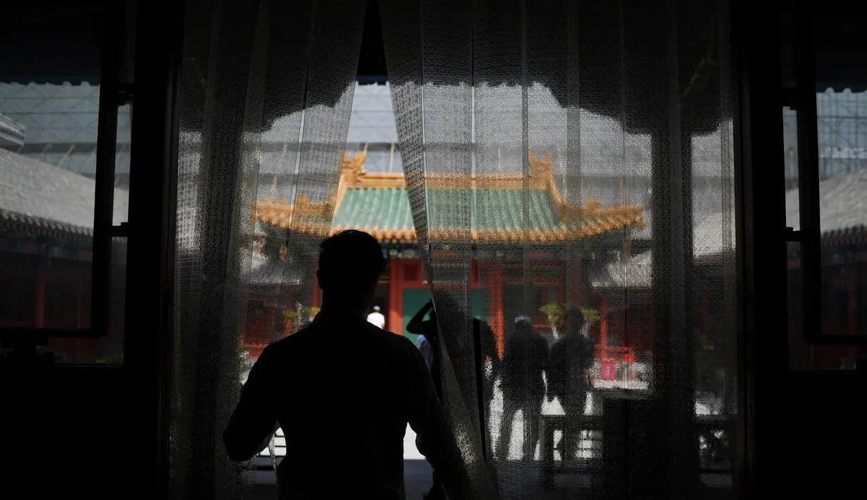 Sejumlah pria muslim usai melaksanakan salat Jumat pertama pada bulan Ramadan 1440 H di sebuah masjid di Beijing (10/5/2019). (AFP Photo/Greg Baker)