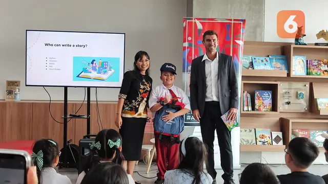 David O'Shea, penulis buku anak asal Australia yang berdongeng di Australian Reading Corner, Perpustakaan Jakarta.