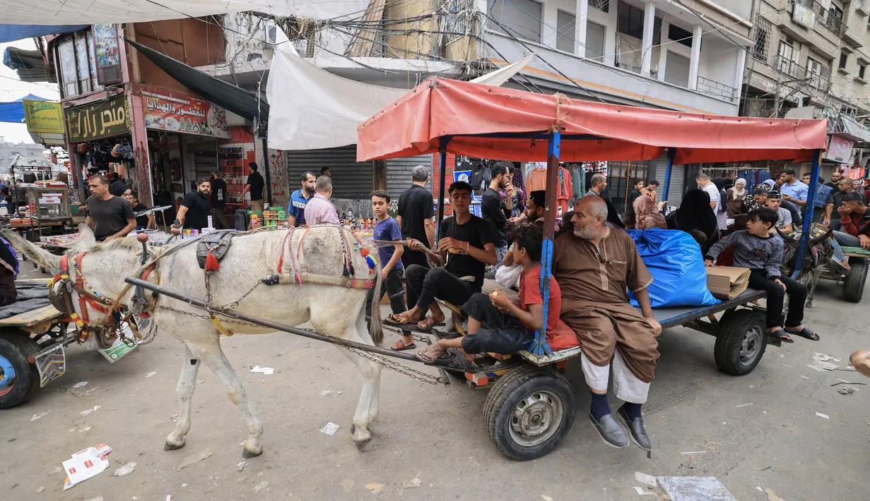 Dalam beberapa hari terakhir, Israel hanya mengizinkan sedikit truk bantuan masuk melalui jalur darat Rafah dengan Mesir. (Mahmud HAMS / AFP)
