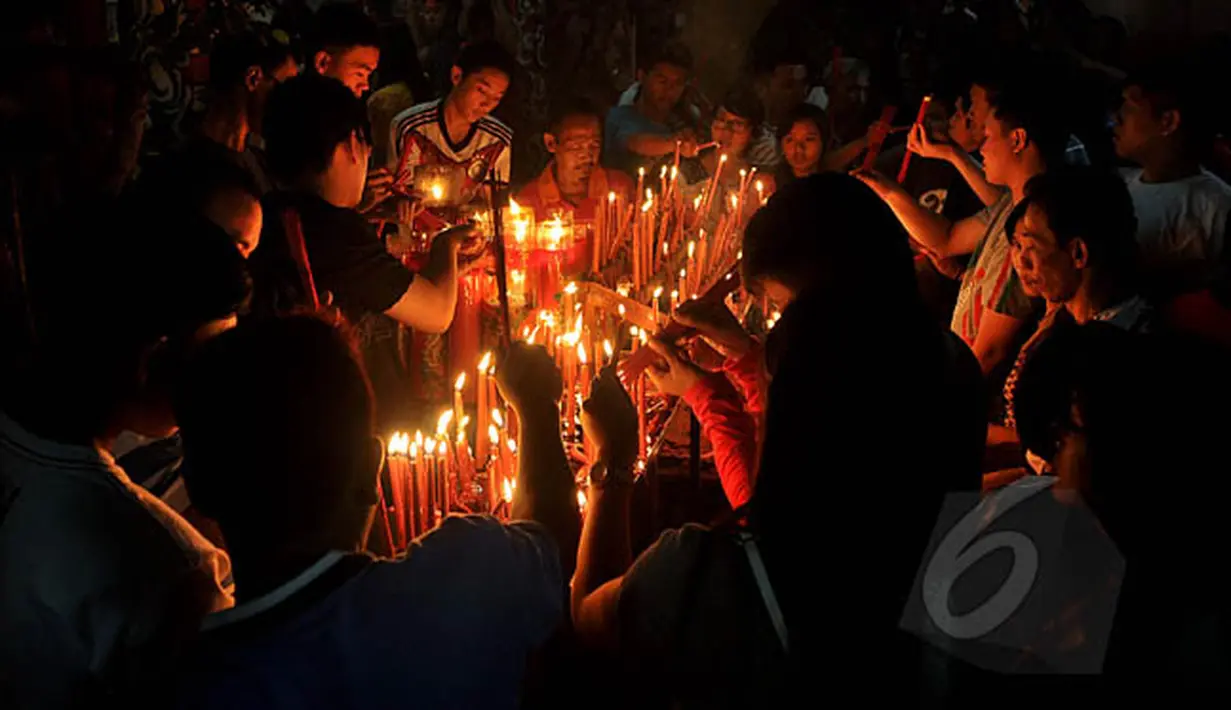 Menjelang malam perayaan Imlek, ratusan etnis Tionghoa memadati Klenteng Boen Tek Bio di Pasar Lama, Tangerang, Rabu (18/2/2015) malam. (Liputan6.com/Johan Tallo) 