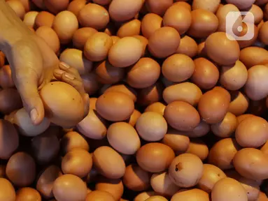 Aktivitas jual beli telur di pasar Kebayoran Lama, Jakarta, Kamis (5/7/2020).  Pemerintah lewat Kementerian Pertanian (Kementan) melarang peredaran telur ayam infertil atau telur HE (hatched eggs), tapi kenyataannya masih banyak diperjualbelikan di pasar. (Liputan6.com/Johan Tallo)