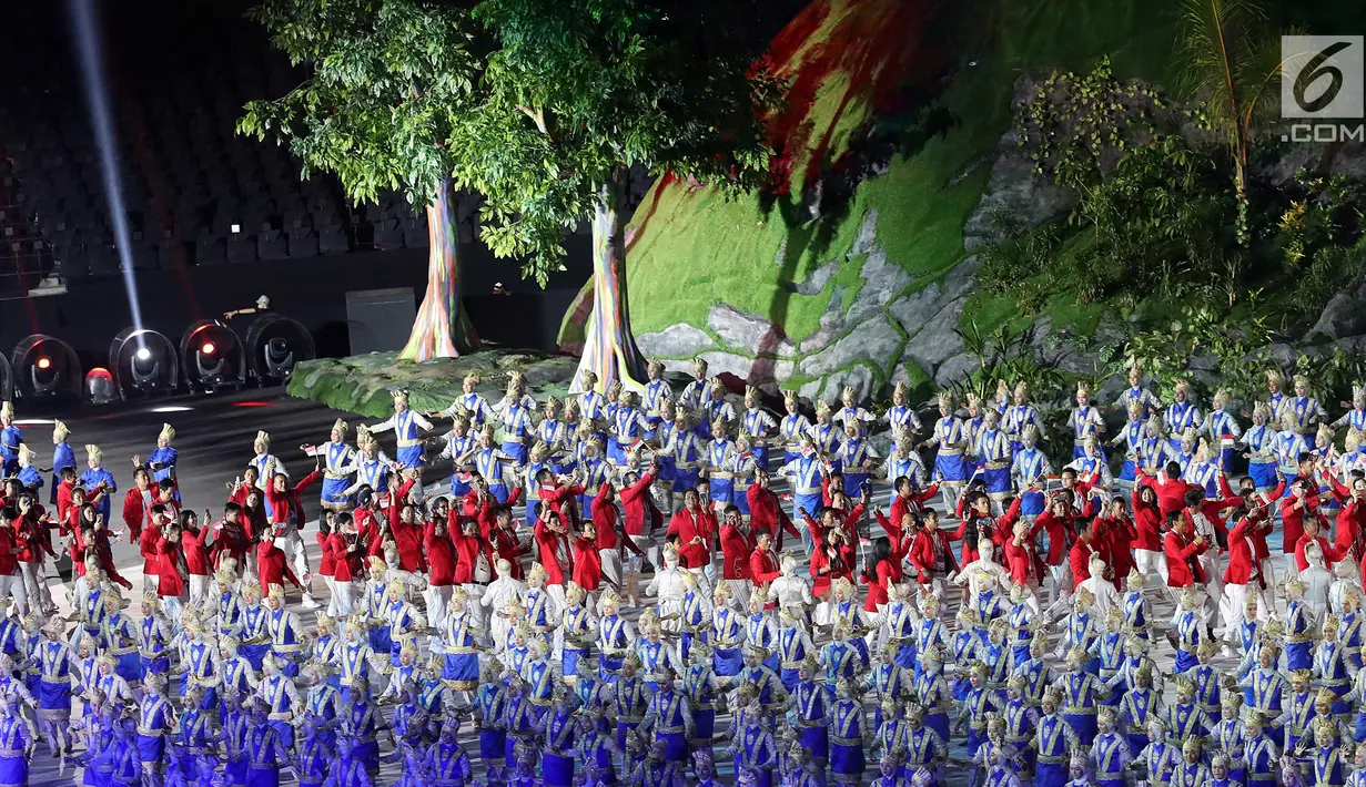 Atlet kontingen Indonesia memasuki stadion pada pembukaan Asian Games 2018 di Stadion Utama Gelora Bung Karno (SUGBK), Jakarta, Sabtu (18/8). Kontingen Indonesia mendapat sambutan meriah penonton yang hadir. (Liputan6.com/Ferbian Pradolo)