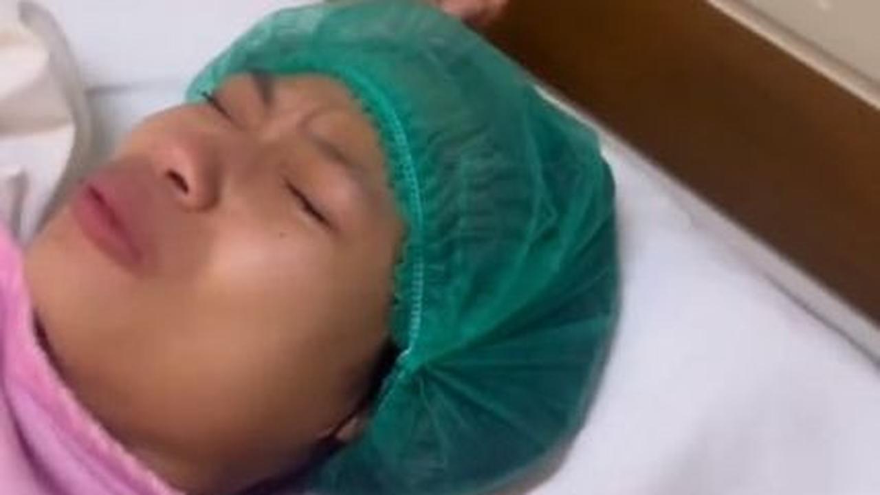 Orang sekitar tampak mencoba menenangkan wanita ini. Mereka mengatakan jika duit tersebut sudah disimpan dengan baik.<br>
