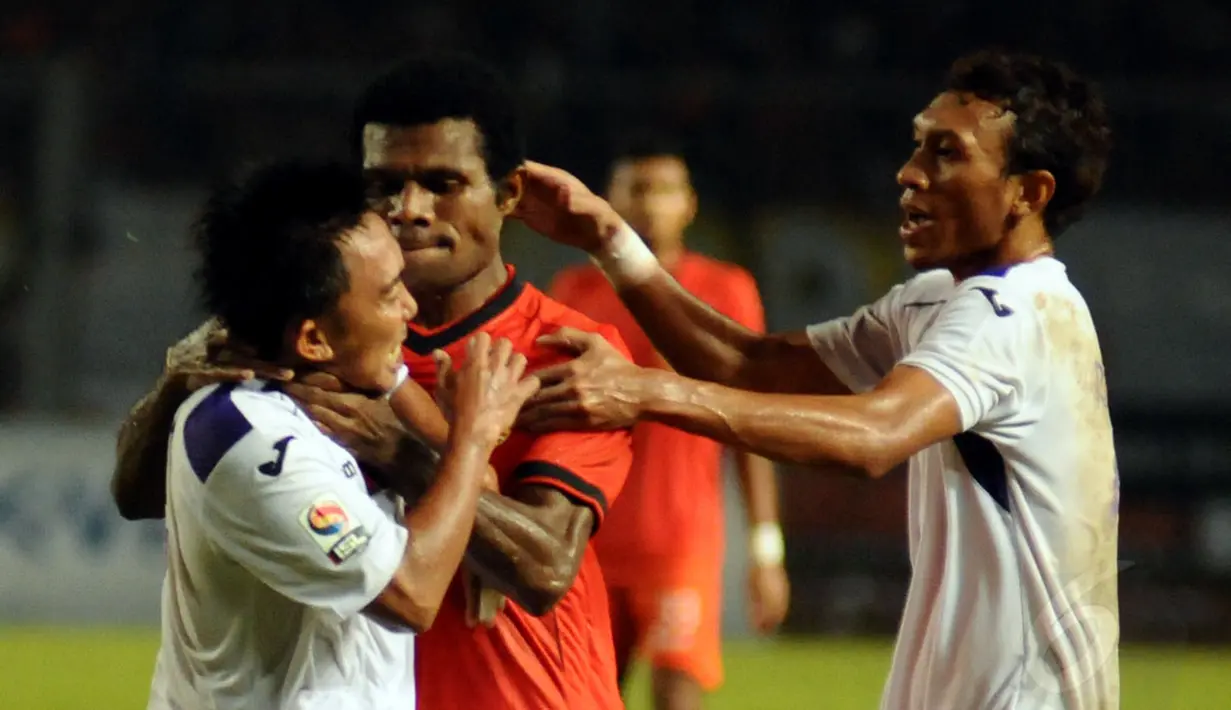 Keributan kecil sempat terjadi antara Victor Pae (Persija Jakarta) dan Rendy Saputra (Persik Kediri) saat berlaga di stadion GBK, (30/5/2014). (Liputan6.com/Helmi Fithriansyah)