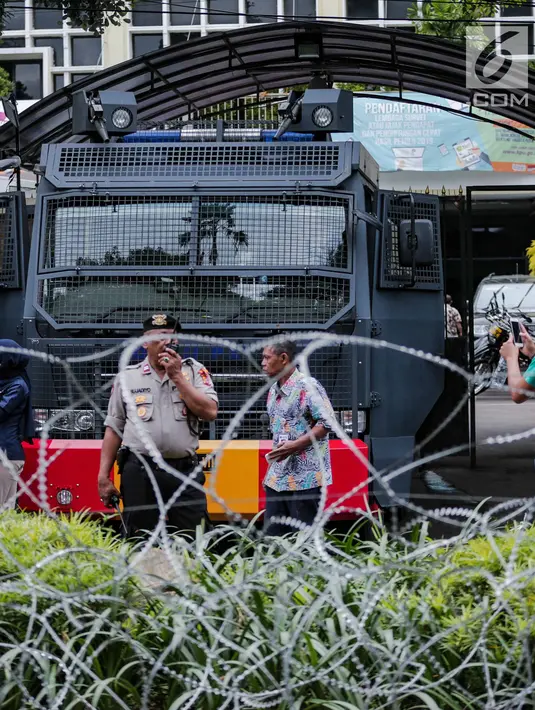 Mobil Water Canon terlihat di area gedung KPU, Jakarta, Jumat (1/3). Sebanyak 4.039 personel gabungan dari TNI, polisi dan Pemprov DKI disiagakan dalam mengamankan aksi massa Forum Umat Islam (FUI) dan Gerakan Jaga Indonesia. (Liputan6.com/Faizal Fanani)