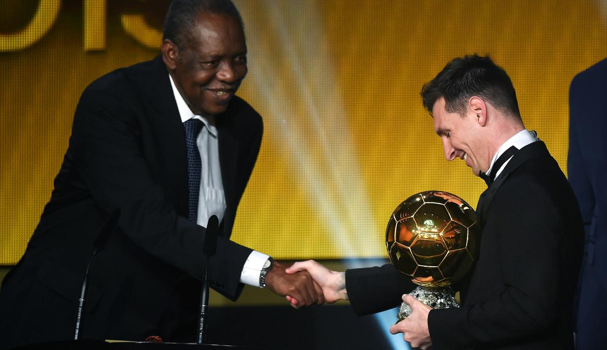Lionel Messi menerima trofi FIFA Balon d'Or 2015 dari Presiden interim FIFA, Issa Hayatou, dalam acara di Kongresshaus, Zurich, Swiss, Selasa (12/1/2016) dini hari WIB. (AFP/Olivier Morin)