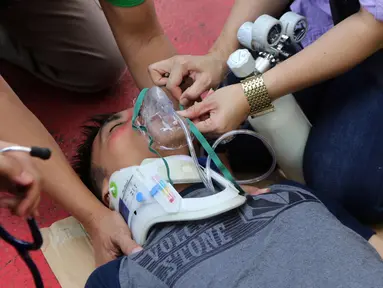Sejumlah tenaga medis melakukan simulasi penanganan cedera pada atlet Asian Games 2018 di Kantor Kemenkes, Jakarta, Rabu (4/4). Simulasi dilakukan agar kecelakaan yang mungkin terjadi di lapangan bisa segera diantisipasi. (Liputan6.com/Arya Manggala)