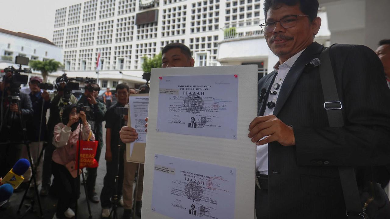 FOTO: Bonatua Silalahi Tunjukkan Salinan Ijazah Joko Widodo Tanpa Sensor di KPU RI