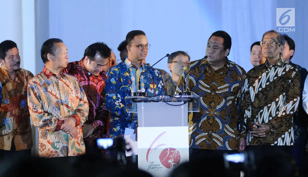 Gubernur DKI Jakarta Anies Baswedan (tengah) bersama Utusan Khusus Presiden Indonesia untuk Jepang Rahmat Gobel jelang perayaan 60 tahun hubungan diplomatik Indonesia-Jepang di Museum Fatahillah,Jakarta,  Jumat (19/1). (Liputan6.com/Helmi Fithriansyah)