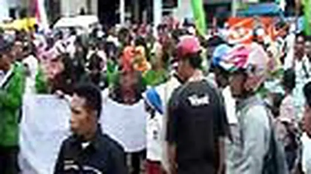Ribuan mahasiswa berunjuk rasa menuntut Kasatreskrim Kota Tual, Maluku Tenggara, agar dinonaktifkan menyusul dugaan keterlibatannya menjadi makelar sejumlah kasus. 