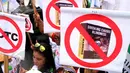 Ratusan petani yang tergabung dalam APTI membawa poster saat berunjukrasa di depan Kedutaan Besar Prancis, Jakarta, Selasa (9/6/2015). Dalam aksinya mereka meminta pemerintah Perancis untuk tidak mendiskriminasikan tembakau.  (Liputan6.com/Johan Tallo)