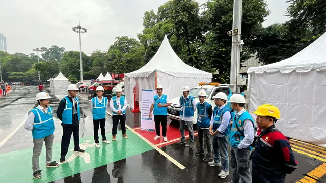 Petugas PLN melakukan koordinasi sebelum pertandingan sepakbola antara Indonesia vs Argentina digelar di Stadion Utama Gelora Bung Karno, Jakarta